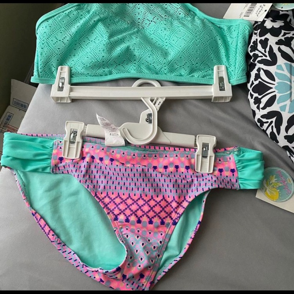 Bathing suits - Picture 3 of 5